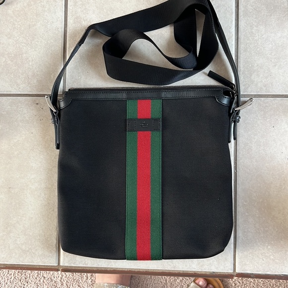 EUC GUCCI UNISEX MESSENGER LARGE BAG STYLE TECHNO WEB BLACK CANVAS - Picture 4 of 11